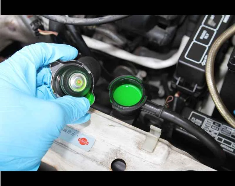 【車のメンテナンスに関するよくある質問】車のクーラントタンクに水を入れるだけで十分ですか？それともクーラントフィラーも入れた方が良いですか？