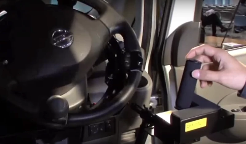 車のハンドルはなぜ丸いのでしょうか？ゲームのジョイスティックの形の方が良くないでしょうか？