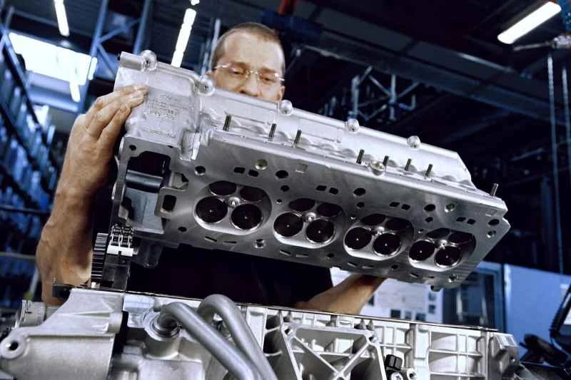 【100の質問】エンジンのカーボン堆積物＋スラッジ除去特集：質問1：なぜエンジンにカーボン堆積物が発生するのでしょうか？