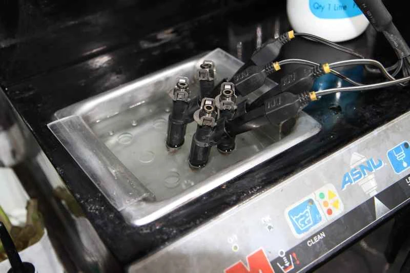 【100の質問】エンジンのカーボン堆積物+スラッジ除去 特別質問4：燃料インジェクターからスラッジを除去するには？