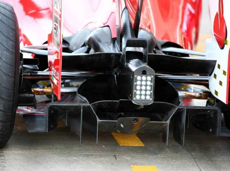 【エアロキットに関する5つの質問】質問2：一部のスーパーカーのリアバンパー中央下部に、非常に目立つストリップ状のパーツが見られます。中には上方に伸びているモデルもあります。これは何のためにあるのでしょうか？