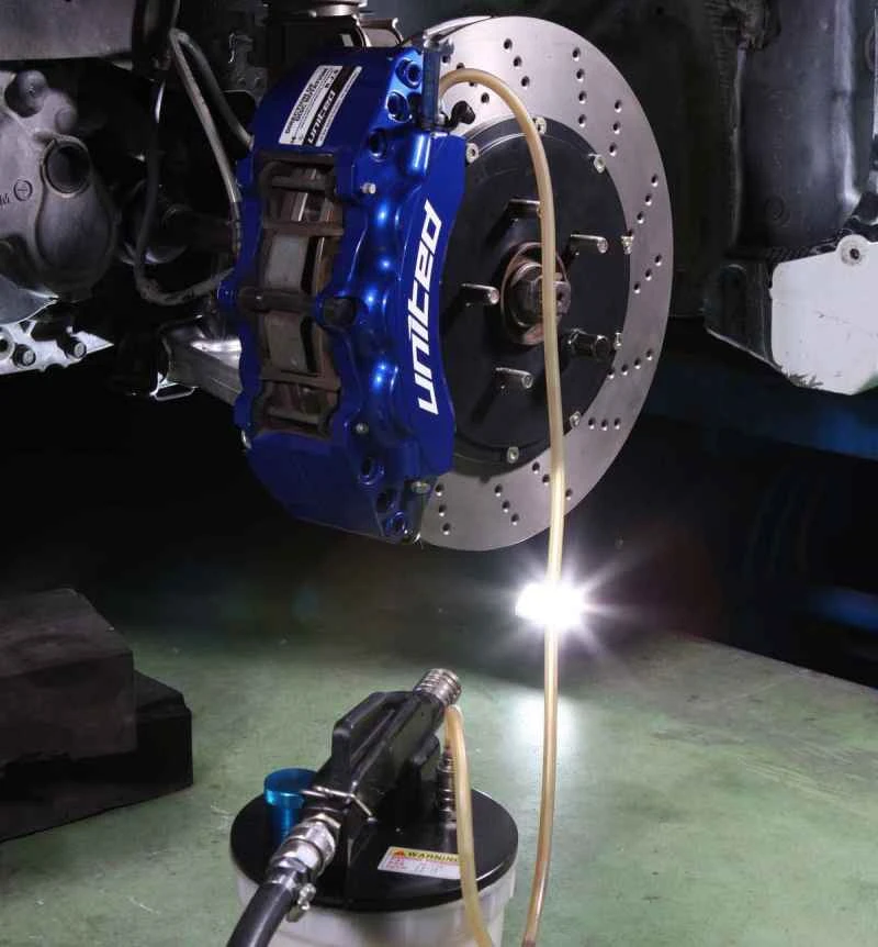 ブレーキペダルを踏むと、少し柔らかく感じます。何が問題なのでしょうか？