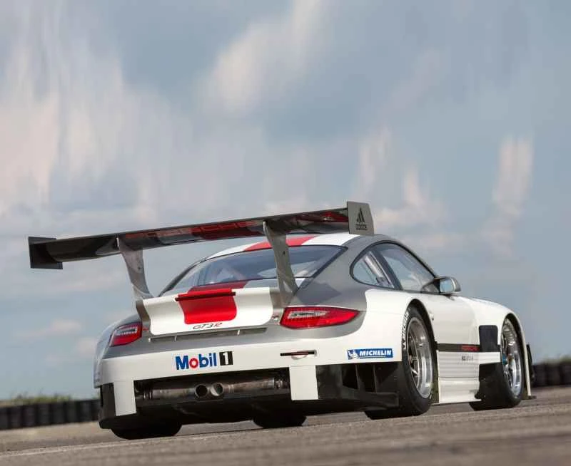 【エアロキットに関する5つの質問】質問1：多くのハイパフォーマンスカーや改造車には大型のリアウイングが装備されています。迫力ある外観以外に、何か機能があるのでしょうか？