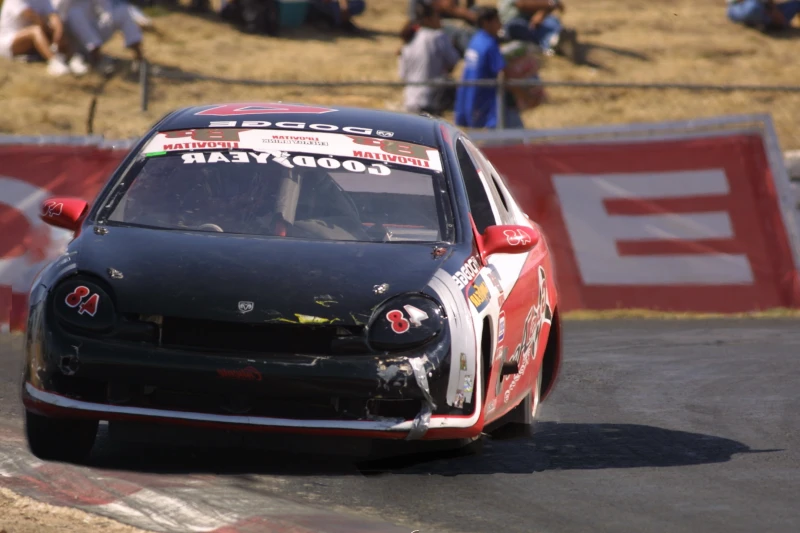 この写真を見て何かおかしいところが見つかりませんか？車が左折するとき、どちら側に傾くべきでしょうか？