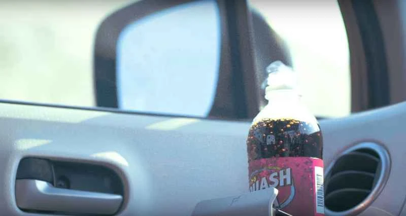 暑い日に車内の温度が外気温よりも高くなるのはなぜでしょうか？エアコンが効いていないとどれくらい危険なのでしょうか？